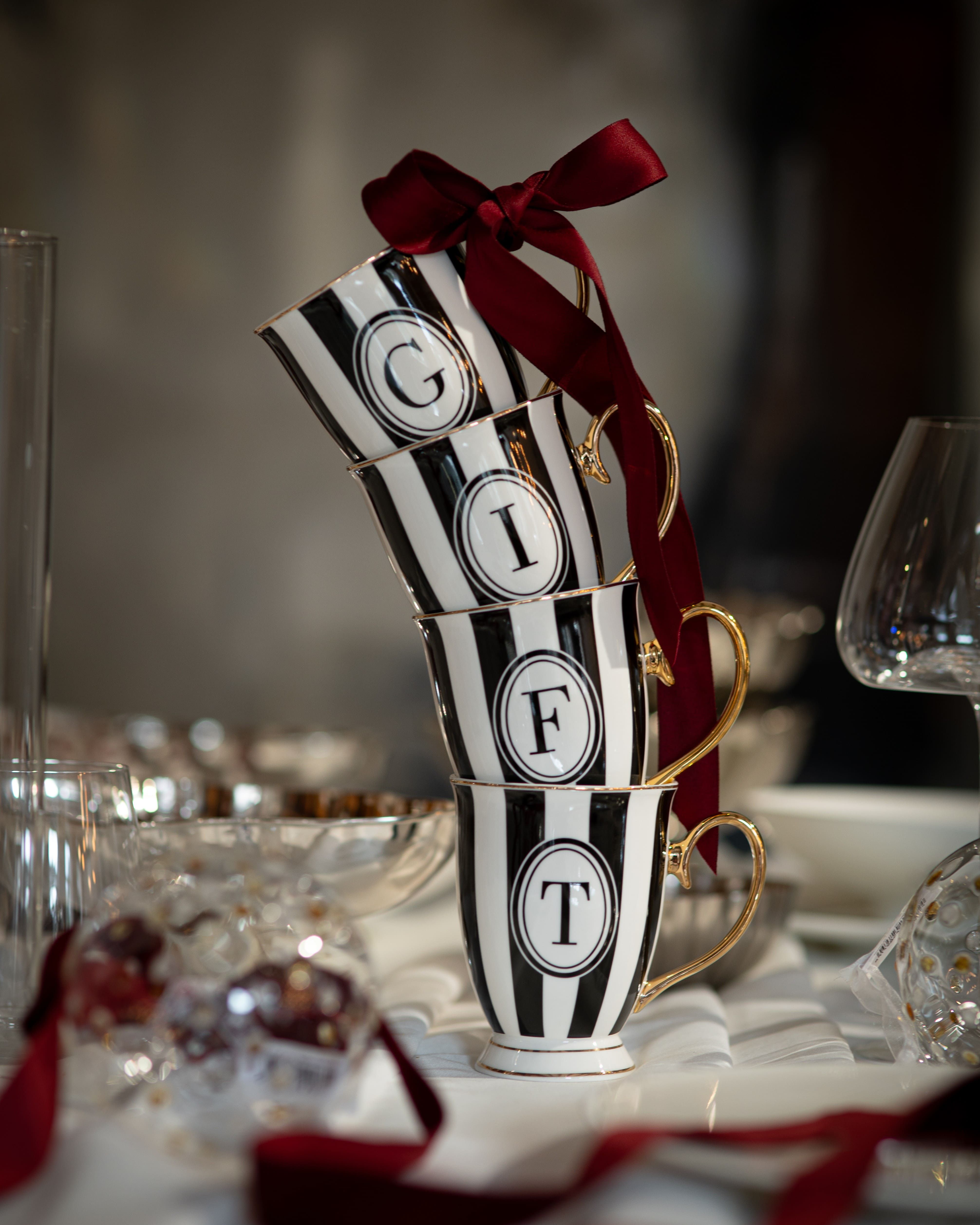 Puodelis „Alphabet Stripy - F“